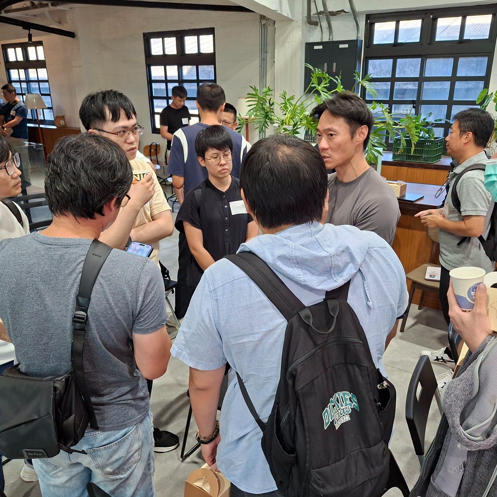 會後一群人圍著我問問題